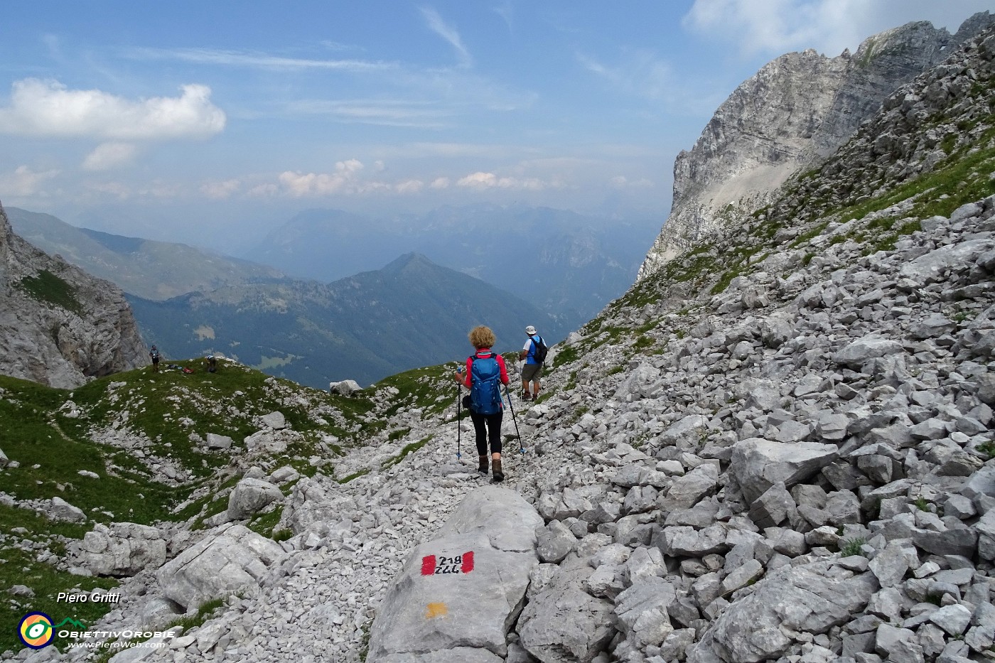 61 Dal Passo di Corna Piana proseguiamo sul 218 per Valcanale, meno difficile del tratto 244 .JPG -                                